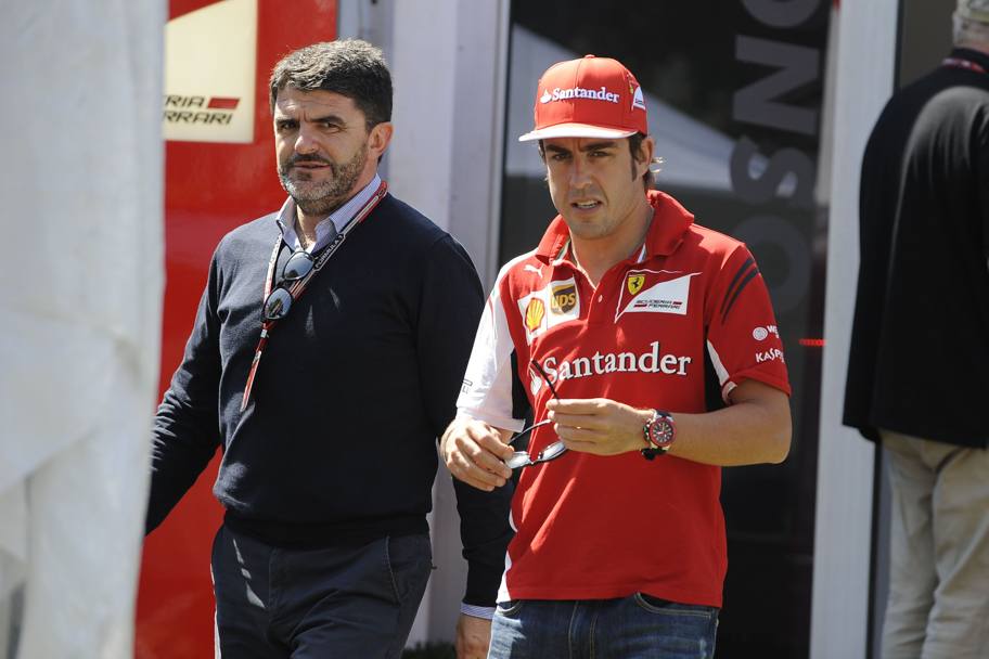 Fernando Alonso e il manager all&#39;arrivo. Colombo